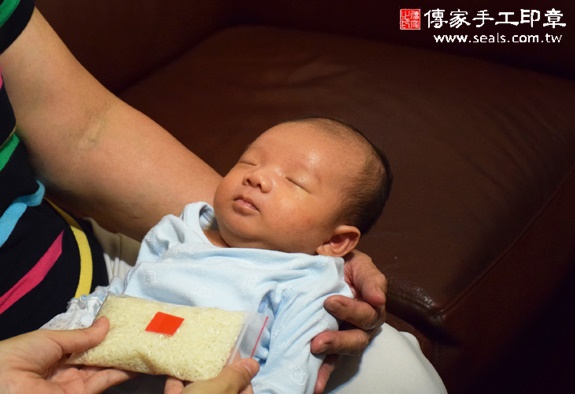 張寶寶(台中太平區到府嬰兒寶寶滿月剃頭理髮、免費到府嬰兒剃胎毛儀式吉祥話)。到府剃頭剃胎毛主持、專業拍照、DVD光碟、證書。★購買「臍帶章、肚臍章、胎毛筆刷印章」贈送：剃頭、收涎、抓周，三選一。2015.11.15 照片7
